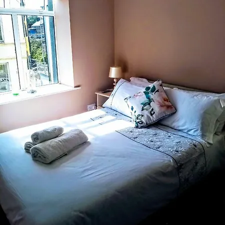 Bijoux By The Lee Bed & Breakfast *
