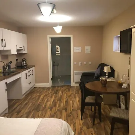 Bijoux By The Lee Bed & Breakfast