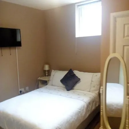 Bijoux By The Lee Bed & Breakfast