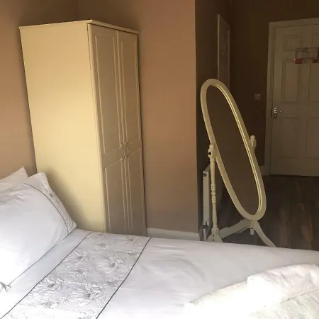 Bijoux By The Lee Bed & Breakfast *