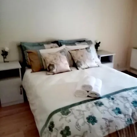 Bijoux By The Lee Bed & Breakfast